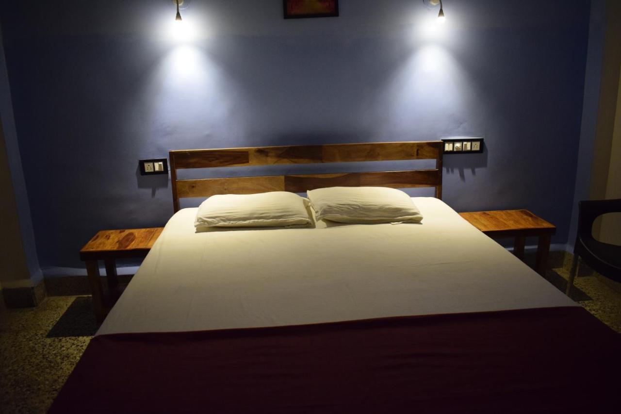 Sanrit Hotel GOA Esterno foto