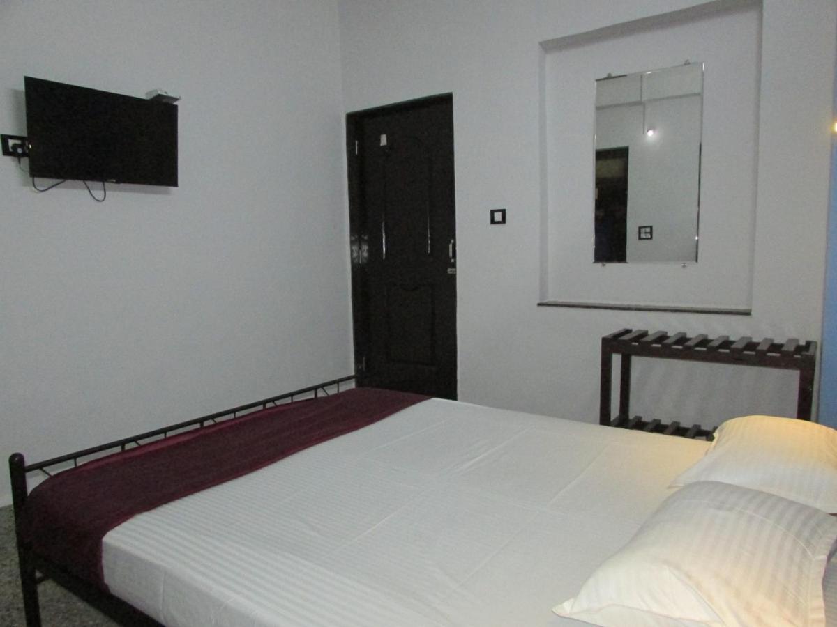 Sanrit Hotel GOA Esterno foto