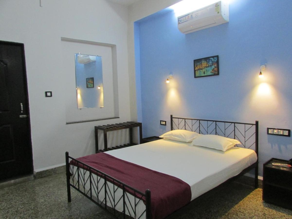 Sanrit Hotel GOA Esterno foto