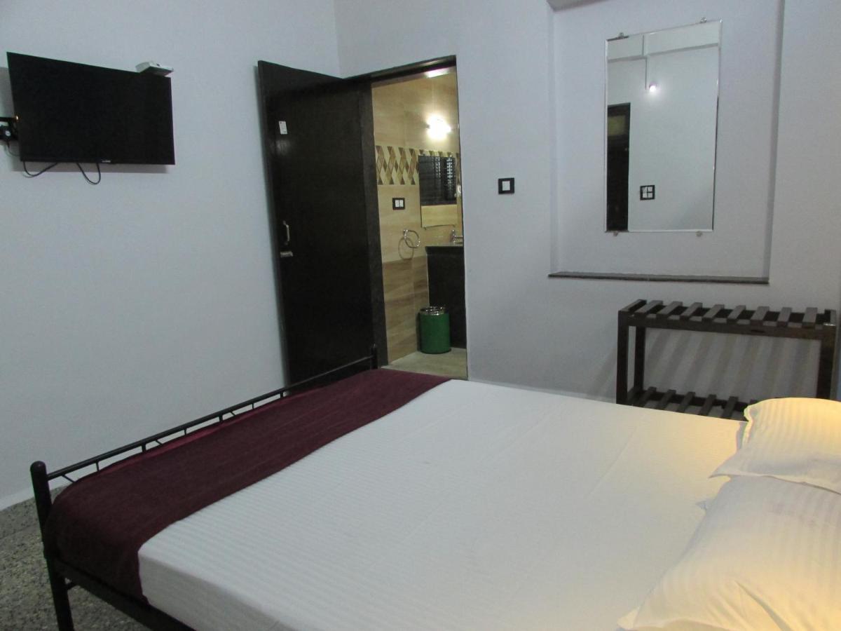 Sanrit Hotel GOA Esterno foto
